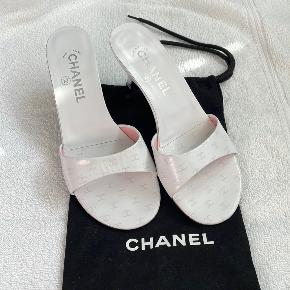NWOT Chanel never worn kitten heels